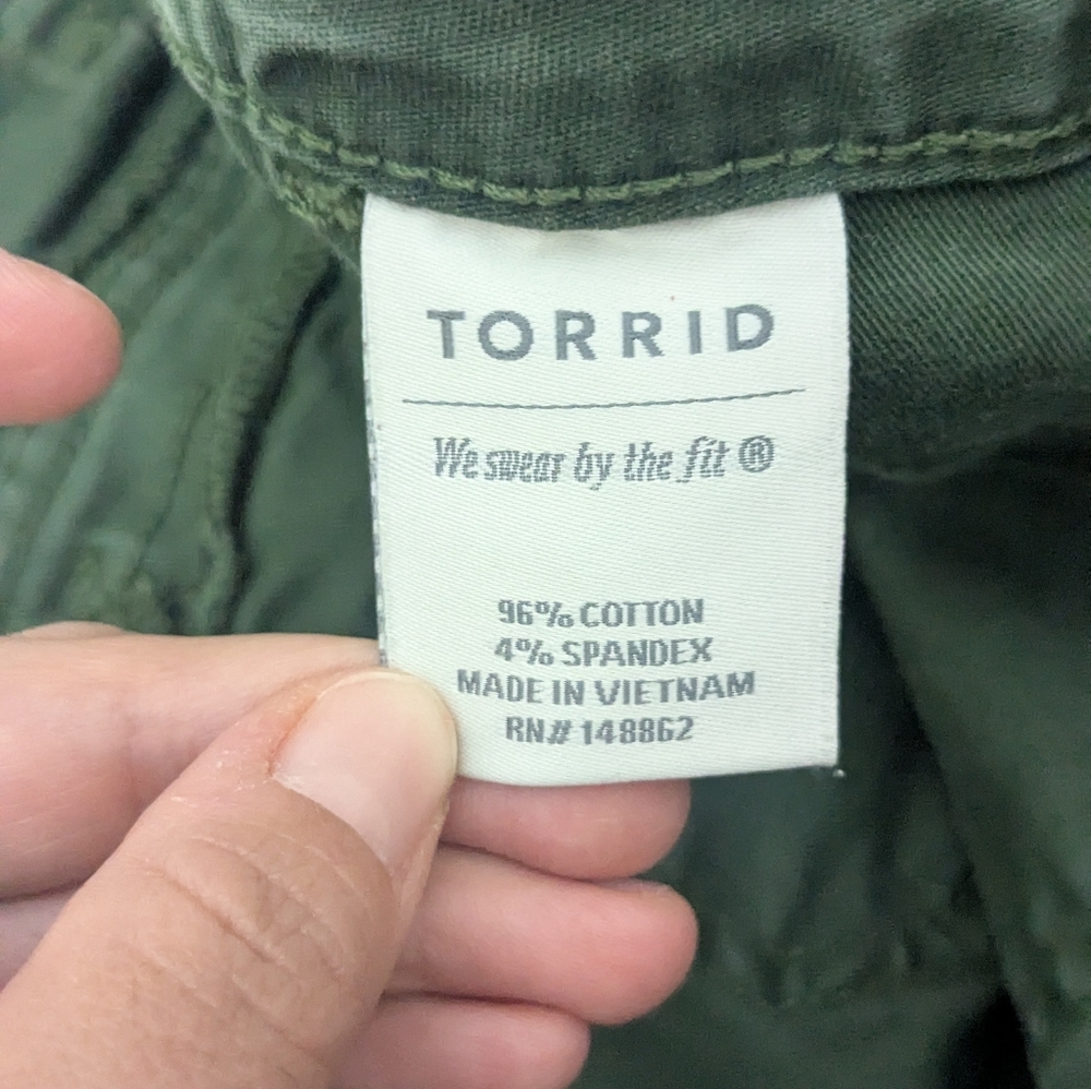 Torrid Green Camo Cutoff Shorts Floral Embroidery High Rise Raw Hem Casual 20 - Picture 11 of 13